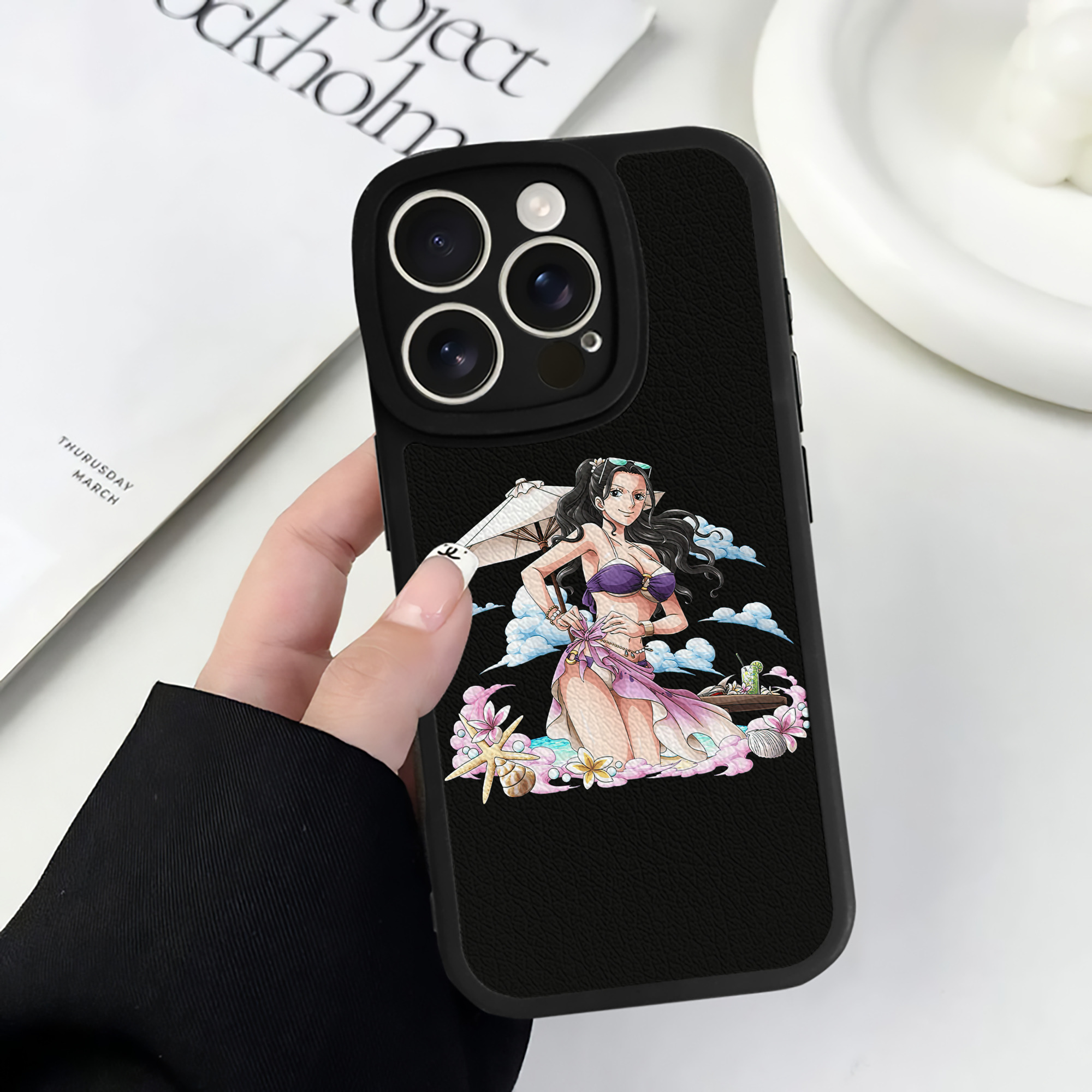 （画像用） ワンピース ニコ・ロビン ONE PIECE Nico Robin 【iPhone 16シリーズ対応】シリコンスマホケース（レザー調） 材質：シリコン